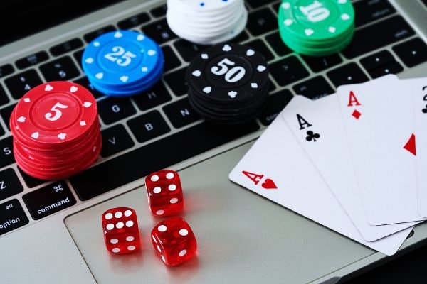 Pengguna sedang melakukan login aman ke akun winning303 melalui perangkat mobile