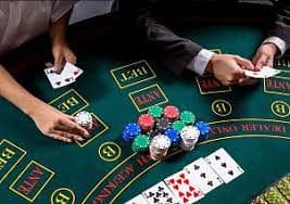 Pengguna membaca panduan solusi masalah transaksi pembayaran sports dan casino onlin